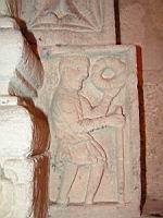 Lyon, Abbaye d'Ainay, Choeur, Sculpture, Homme avec baton et truc rond (2)